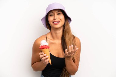 Asyalı genç kadın umutsuz, hayal kırıklığına uğramış ve stresli görünüyor. yaz ve dondurma konsepti