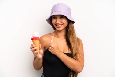 Asyalı genç bir kadın kendini mutlu hissediyor ve bir meydan okumayla yüzleşiyor ya da kutluyor. yaz ve dondurma konsepti