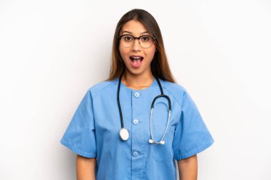 Asyalı genç kadın çok şaşırmış ya da şok olmuş görünüyor. hemşire ya da doktor konsepti