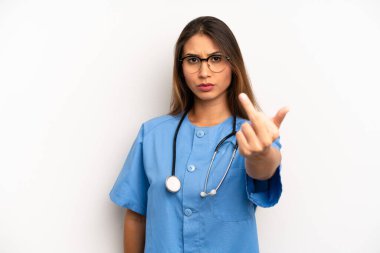Asyalı genç bir kadın sinirli, sinirli, asi ve agresif hissediyor. hemşire ya da doktor konsepti