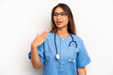 Asyalı genç bir kadın stresli, endişeli, yorgun ve hayal kırıklığına uğramış hissediyor. hemşire ya da doktor konsepti