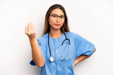 Asyalı genç bir kadın kapiş ya da para hareketi yapıyor, sana ödemeni söylüyor. hemşire ya da doktor konsepti