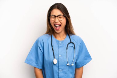 Asyalı genç bir kadın agresif bir şekilde bağırıyor, çok kızgın görünüyor. hemşire ya da doktor konsepti