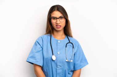 Asyalı genç kadın şaşkın ve şaşkın hissediyor. hemşire ya da doktor konsepti
