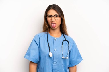 Asyalı genç bir kadın iğreniyor ve sinirleniyor. hemşire ya da doktor konsepti