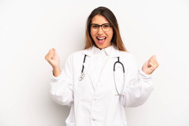 Asyalı genç kadın şokta, gülüyor ve başarıyı kutluyor. doktor konsepti