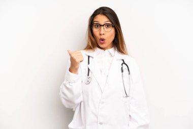 İnanamadığı için şaşırmış Asyalı genç bir kadın. doktor konsepti