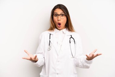 Asyalı genç bir kadın inanılmaz bir sürprizle şaşkına döndü ve hayrete düştü. doktor konsepti