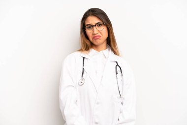 Asyalı genç bir kadın üzgün ve mızmızlanıyor. Mutsuz bir bakışı var ve ağlıyor. doktor konsepti