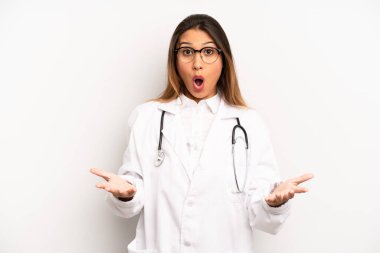 Asyalı genç bir kadın şok olmuş ve şaşırmış hissediyor. doktor konsepti
