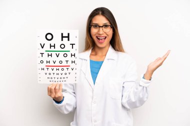 Asyalı genç bir kadın inanılmaz bir şey karşısında kendini mutlu ve şaşkın hissediyor. optik görüş testi konsepti