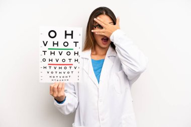 Asyalı genç bir kadın şok olmuş, korkmuş ya da korkmuş görünüyor. optik görüş testi konsepti