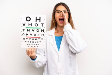 Asyalı genç bir kadın kendini mutlu hissediyordu. Elleri ağzının kenarında bağırıyordu. optik görüş testi konsepti