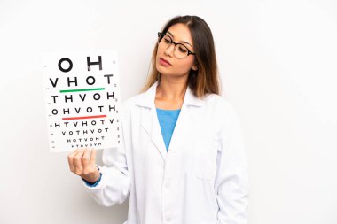 Profilde Asyalı genç bir kadın hayal kuruyor, hayal kuruyor ya da hayal kuruyor. optik görüş testi konsepti