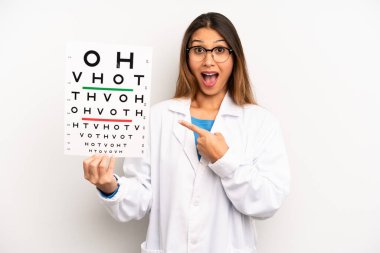 Asyalı genç bir kadın heyecanlı ve şaşırmış görünüyor. optik görüş testi konsepti