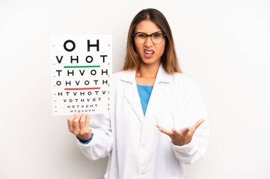 Asyalı genç bir kadın sinirli, sinirli ve sinirli görünüyor. optik görüş testi konsepti