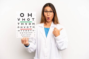 İnanamadığı için şaşırmış Asyalı genç bir kadın. optik görüş testi konsepti