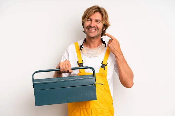 自信を持って笑顔で笑顔を見せる大人の金髪男 道具箱の概念を持つ修理工は — ストック写真
