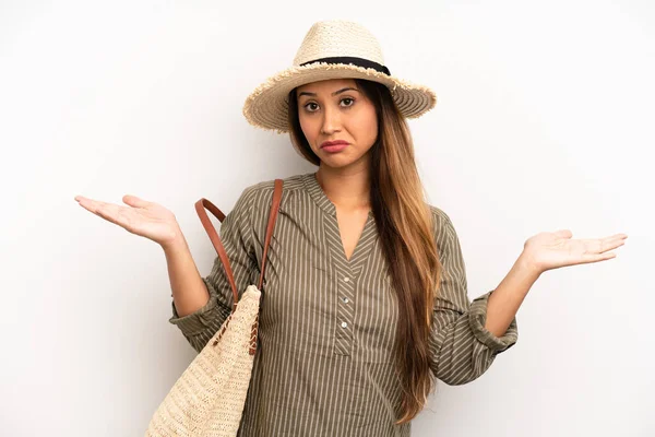 Asian Young Woman Feeling Puzzled Confused Doubting Summer Hat Concept —  Fotos de Stock