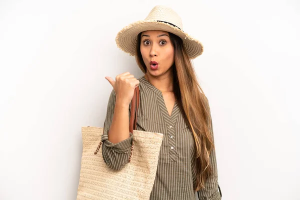 Asian Young Woman Looking Astonished Disbelief Summer Hat Concept — Foto Stock