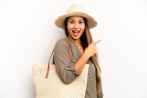 Asian Young Woman Looking Excited Surprised Pointing Side Summer Hat — 图库照片