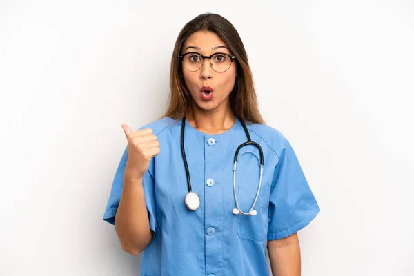 Asian Young Woman Looking Astonished Disbelief Nurse Doctor Concept — Stock Photo, Image