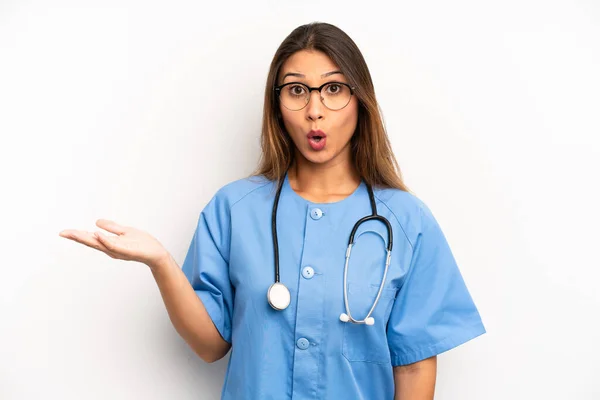 Aziatische Jonge Vrouw Kijken Verrast Geschokt Met Kaak Laten Vallen — Stockfoto