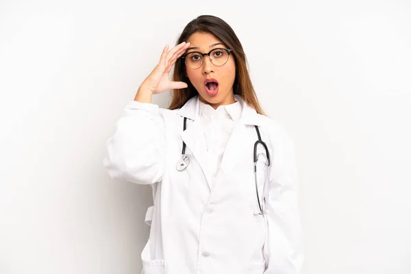 Asian Young Woman Looking Happy Astonished Surprised Doctor Concept — 스톡 사진