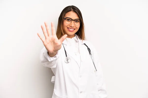 Asiática Jovem Mulher Sorrindo Olhando Amigável Mostrando Número Cinco Conceito — Fotografia de Stock