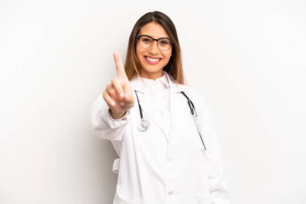 Aziatische Jonge Vrouw Glimlachend Vriendelijk Uitziend Nummer Één Tonend Artsenconcept — Stockfoto