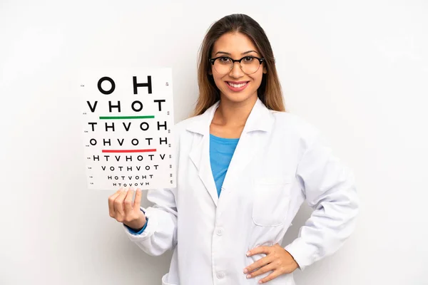 Asiática Jovem Mulher Sorrindo Feliz Com Uma Mão Quadril Confiante — Fotografia de Stock