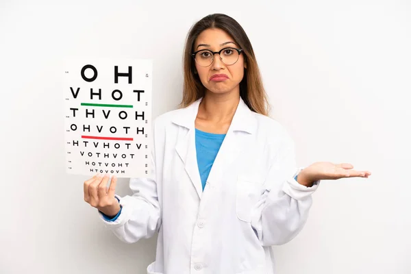 Asyalı Genç Kadın Şaşkın Şaşkın Şüpheci Hissediyor Optik Görüş Testi — Stok fotoğraf