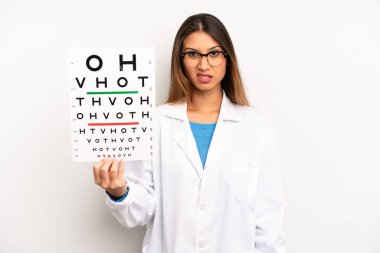 Asyalı genç kadın şaşkın ve şaşkın hissediyor. optik görüş testi konsepti