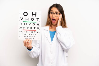 Asyalı genç kadın mutlu, heyecanlı ve şaşırmış hissediyor. optik görüş testi konsepti