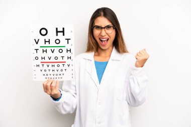 Asyalı genç bir kadın sinirli bir ifadeyle agresif bir şekilde bağırıyor. optik görüş testi konsepti