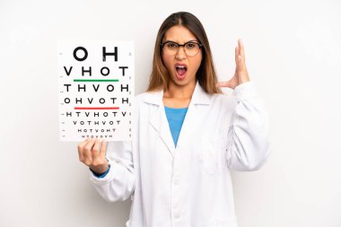 Asyalı genç bir kadın ellerini havaya kaldırarak çığlık atıyor. optik görüş testi konsepti