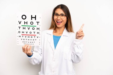 Asyalı genç bir kadın bir fikri fark ettikten sonra mutlu ve heyecanlı bir dahi gibi hissediyor. optik görüş testi konsepti