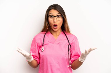 Asyalı genç bir kadın şok olmuş ve şaşırmış hissediyor. Veteriner öğrenci konsepti