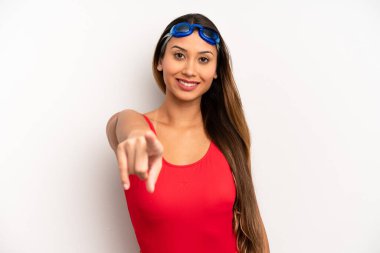 Asyalı genç bir kadın kamerayı işaret ederek seni seçiyor. yüzücü kavramı