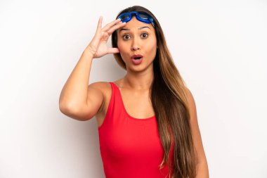 Asyalı genç kadın mutlu, şaşkın ve şaşırmış görünüyor. yüzücü kavramı