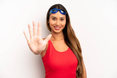 Asyalı genç bayan gülümsüyor ve arkadaş canlısı görünüyor, beş numarayı gösteriyor. yüzücü kavramı