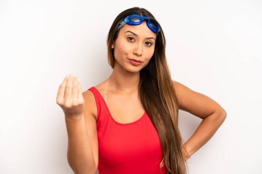 Asyalı genç bir kadın kapiş ya da para hareketi yapıyor, sana ödemeni söylüyor. yüzücü kavramı