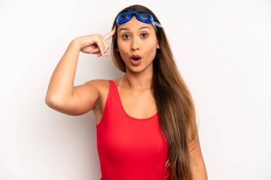 Asyalı genç kadın şaşırmış görünüyor, yeni bir düşünce, fikir ya da konsept fark ediyor. yüzücü kavramı