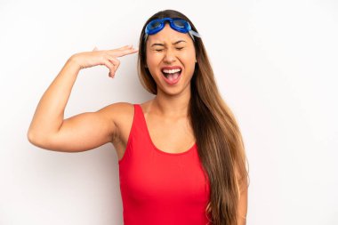 Asyalı genç kadın mutsuz ve stresli görünüyor, intihar jesti silah işareti yapıyor. yüzücü kavramı