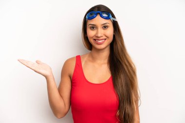 Asyalı genç kadın kendini mutlu hissediyor, bir çözüm ya da fikir bulduğuna şaşırıyor. yüzücü kavramı