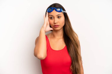 Asyalı genç bir kadın bezdirici bir olaydan sonra sıkılmış, hayal kırıklığına uğramış ve uykulu hissediyor. yüzücü kavramı