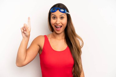 Asyalı genç bir kadın bir fikri fark ettikten sonra mutlu ve heyecanlı bir dahi gibi hissediyor. yüzücü kavramı