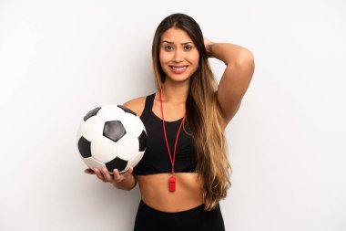Asyalı genç bir kadın stresli, endişeli ya da korkmuş, elleri başının üstünde. futbol ve fitness konsepti