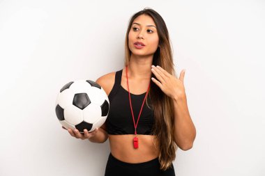 Asyalı genç bir kadın stresli, endişeli, yorgun ve hayal kırıklığına uğramış hissediyor. futbol ve fitness konsepti