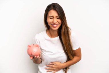 Asyalı genç bir kadın komik bir şakaya yüksek sesle gülüyor. kaydetme kavramı